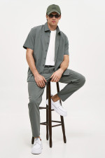 Ανδρικό παντελόνι Brokers χακί tapered fit με λάστιχο στη μέση 26014-842-492 Ανδρικό παντελόνι Brokers χακί tapered fit με λάστιχο στη μέση 26014-842-492