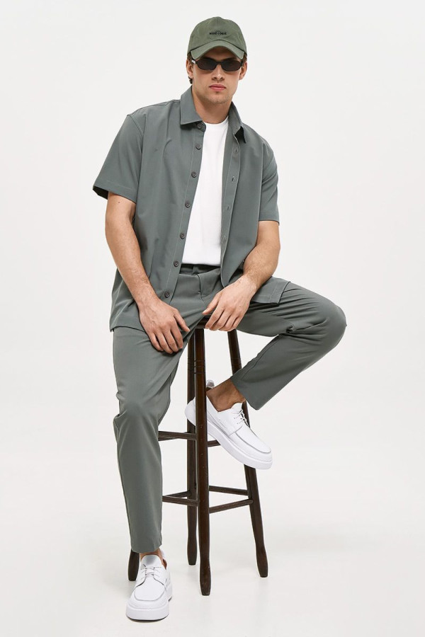 Ανδρικό παντελόνι Brokers χακί tapered fit με λάστιχο στη μέση 26014-842-492 Ανδρικό παντελόνι Brokers χακί tapered fit με λάστιχο στη μέση 26014-842-492