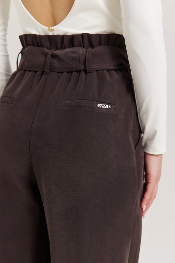Γυναικείο παντελόνι Enzzo καφέ ψηλόμεσο με ζώνη και πιέτες Addie 262157 Γυναικείο παντελόνι Enzzo καφέ ψηλόμεσο με ζώνη και πιέτες Addie 262157