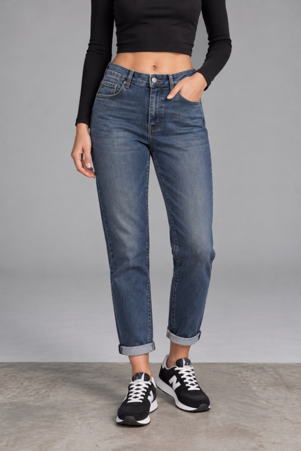 Γυναικείο τζιν παντελόνι mom fit μπλε με ρεβέρ 04320129 Γυναικείο τζιν παντελόνι mom fit μπλε με ρεβέρ 04320129