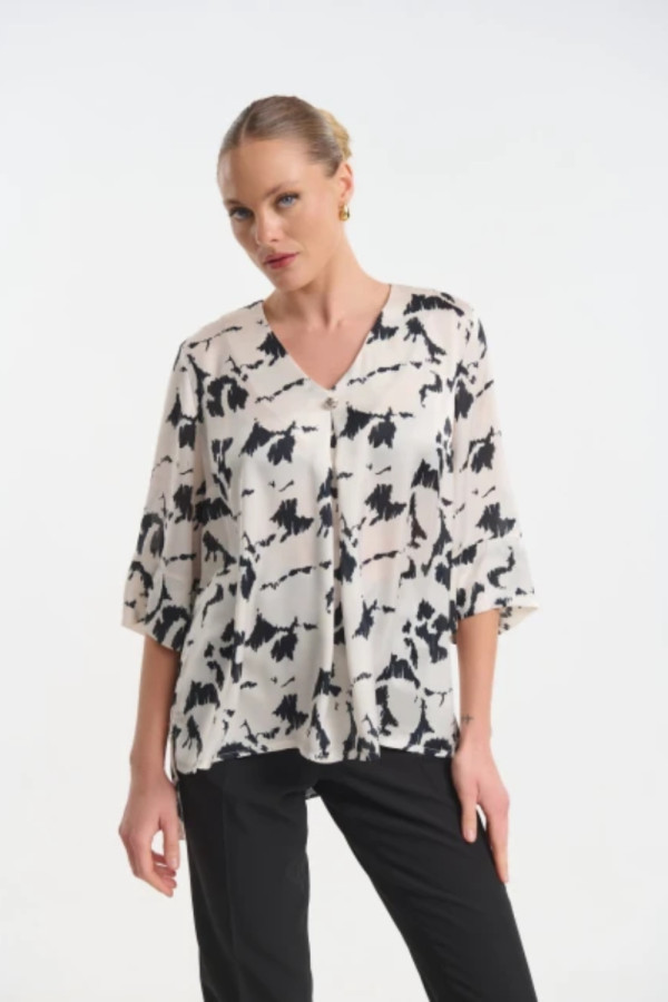 Γυναικεία μπλούζα Fibes μαύρη εμπριμέ σατινέ με τρουακάρ μανίκια 03-7363