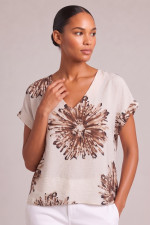 Γυναικεία μπλούζα Derpouli εκρού με καφέ floral print και V λαιμόκοψη 1.10.39437
