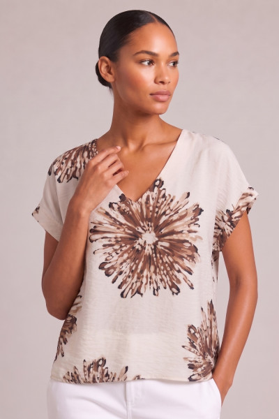Γυναικεία μπλούζα Derpouli εκρού με καφέ floral print και V λαιμόκοψη 1.10.39437