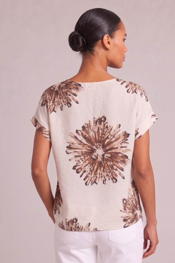 Γυναικεία μπλούζα Derpouli εκρού με καφέ floral print και V λαιμόκοψη 1.10.39437