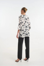 Γυναικεία μπλούζα Fibes μαύρη εμπριμέ σατινέ με τρουακάρ μανίκια 03-7363