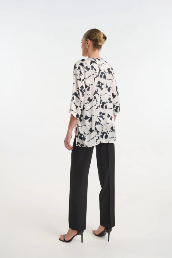 Γυναικεία μπλούζα Fibes μαύρη εμπριμέ σατινέ με τρουακάρ μανίκια 03-7363