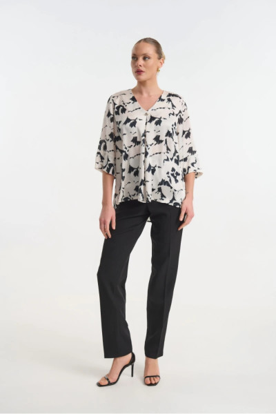 Γυναικεία μπλούζα Fibes μαύρη εμπριμέ σατινέ με τρουακάρ μανίκια 03-7363