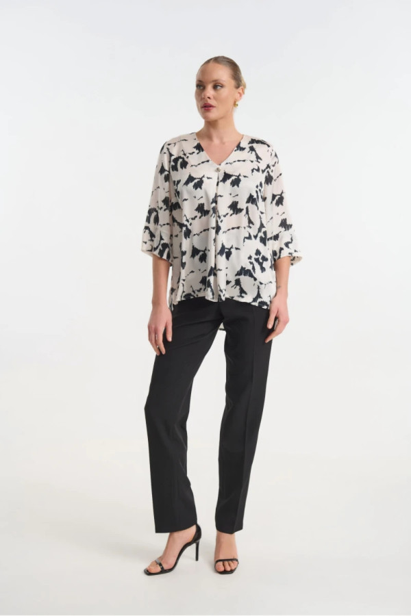 Γυναικεία μπλούζα Fibes μαύρη εμπριμέ σατινέ με τρουακάρ μανίκια 03-7363