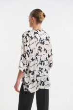 Γυναικεία μπλούζα Fibes μαύρη εμπριμέ σατινέ με τρουακάρ μανίκια 03-7363