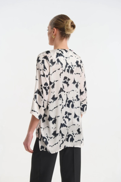 Γυναικεία μπλούζα Fibes μαύρη εμπριμέ σατινέ με τρουακάρ μανίκια 03-7363