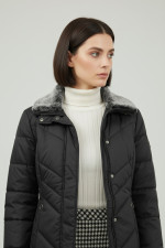 MICROCOAT ΓΥΝΑΙΚΕΙΟ ΜΕΣΑΤΟ ΜΠΟΥΦΑΝ ΜΕ ΑΠΟΣΠΩΜΕΝΗ VEGAN ΓΟΥΝΑ ΜΑΥΡΟ 253800