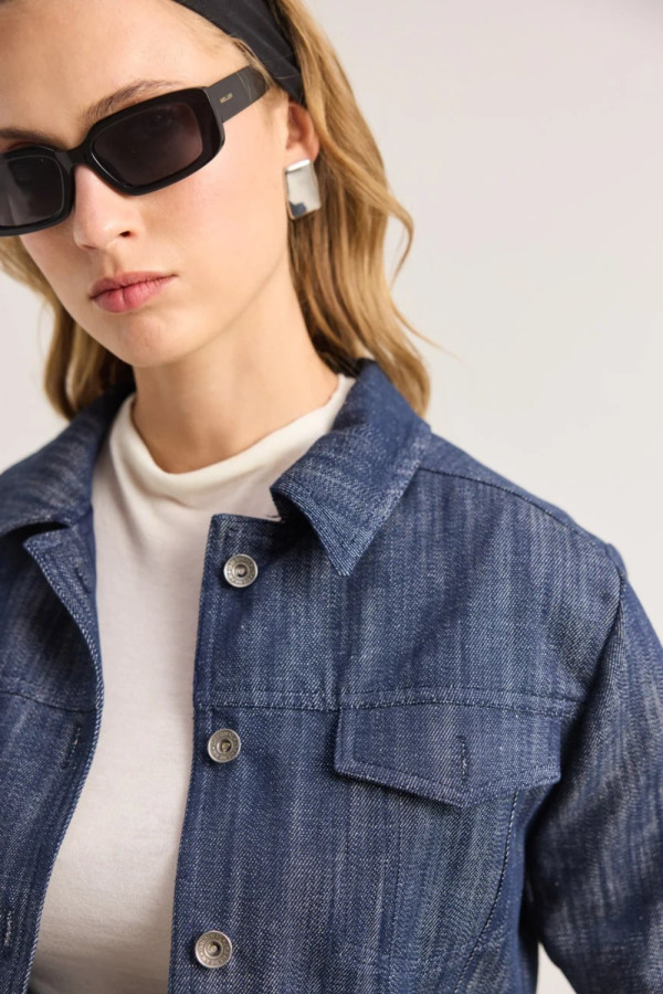 Γυναικείο denim μπουφάν Enzzo μπλε σε cropped γραμμή Fiora 262252 Γυναικείο denim μπουφάν Enzzo μπλε σε cropped γραμμή Fiora 262252