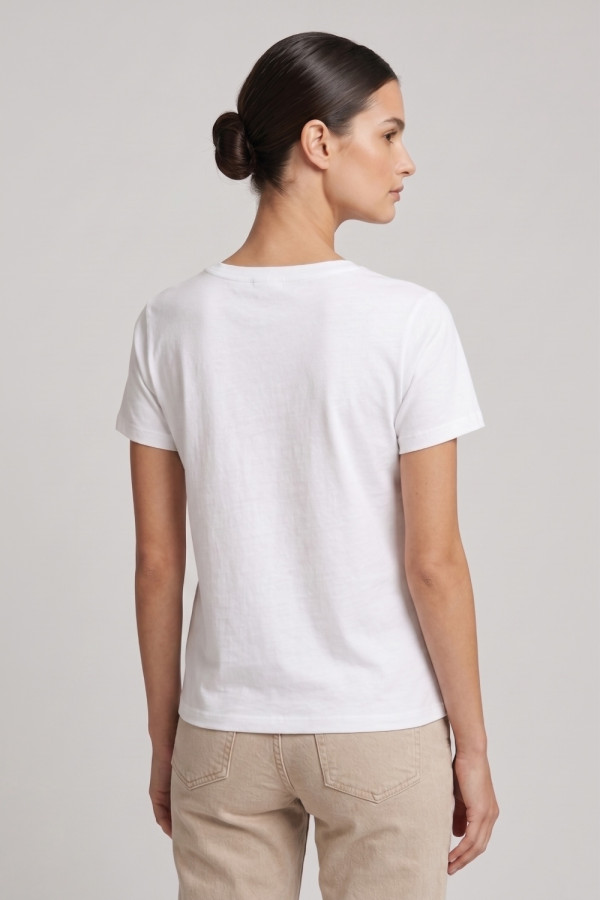 Γυναικείο βαμβακερό T-Shirt Derpouli λευκό με ανάγλυφα λουλούδια 26-100FLO