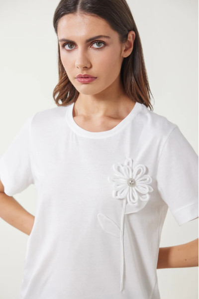 ENZZO ΓΥΝΑΙΚΕΙΑ ΜΠΛΟΥΖΑ T-SHIRT ΜΕ ΔΙΑΚΟΣΜΗΤΙΚΟ ΛΟΥΛΟΥΔΙ MYLES ΛΕΥΚΟ 251158