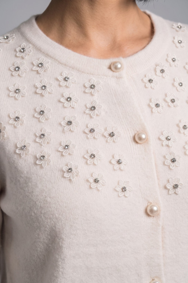 Γυναικεία πλεκτή ζακέτα εκρού με ανάγλυφα λουλούδια και στρας 03591149 Γυναικεία πλεκτή ζακέτα εκρού με ανάγλυφα λουλούδια και στρας 03591149